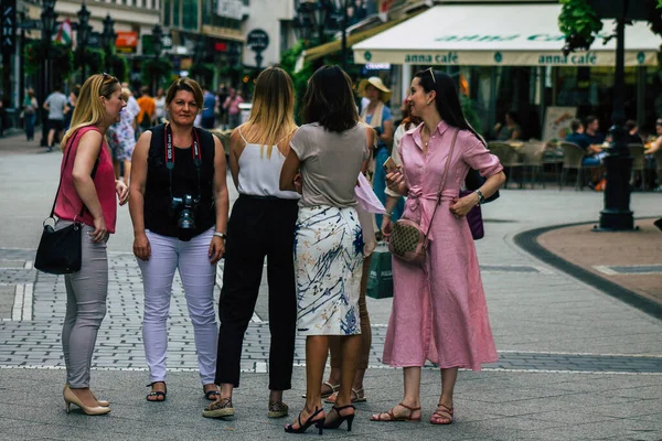 Budapest Maďarsko Červenec 2020 Pohled Neidentifikované Chodce Procházející Starých Ulicích — Stock fotografie