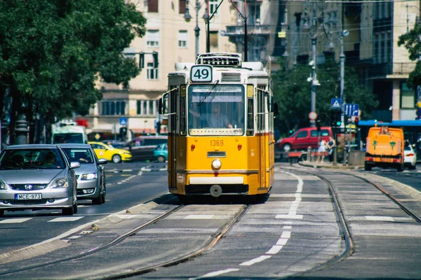 ブダペスト2020年7月22日ハンガリーの首都ブダペストの道路や公共交通機関の一部を通って運転する乗客のための古いハンガリーの電気トラムの眺め — ストック写真