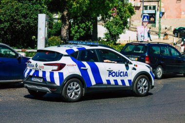 Lizbon Portekiz 24 Temmuz 2020 Lizbon 'un dağlık başkenti ve Avrupa' nın en eski ve çarpıcı şehirlerinden biri olan Lizbon sokaklarından geçen klasik bir polis arabasının görüntüsü