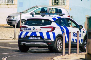 Lizbon Portekiz 24 Temmuz 2020 Lizbon 'un dağlık başkenti ve Avrupa' nın en eski ve çarpıcı şehirlerinden biri olan Lizbon sokaklarından geçen klasik bir polis arabasının görüntüsü