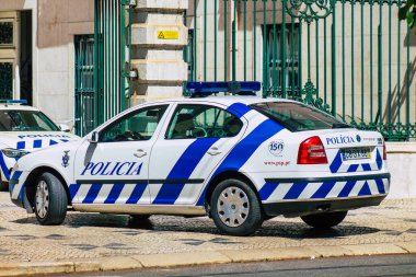 Lizbon Portekiz 24 Temmuz 2020. Klasik bir polis arabası, Portekiz 'in kıyı başkenti Lizbon polis karakolu önünde park edilmiş ve Avrupa' nın en eski ve çarpıcı şehirlerinden biri.