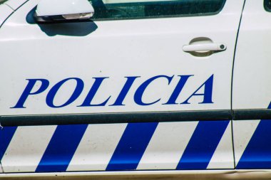 Lizbon Portekiz 24 Temmuz 2020. Klasik bir polis arabası, Portekiz 'in kıyı başkenti Lizbon polis karakolu önünde park edilmiş ve Avrupa' nın en eski ve çarpıcı şehirlerinden biri.