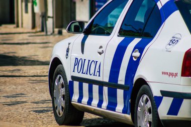 Lizbon Portekiz 24 Temmuz 2020. Klasik bir polis arabası, Portekiz 'in kıyı başkenti Lizbon polis karakolu önünde park edilmiş ve Avrupa' nın en eski ve çarpıcı şehirlerinden biri.
