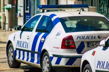 Lizbon Portekiz 24 Temmuz 2020. Klasik bir polis arabası, Portekiz 'in kıyı başkenti Lizbon polis karakolu önünde park edilmiş ve Avrupa' nın en eski ve çarpıcı şehirlerinden biri.