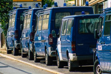 Lizbon Portekiz 24 Temmuz 2020. Klasik bir polis arabası, Portekiz 'in kıyı başkenti Lizbon polis karakolu önünde park edilmiş ve Avrupa' nın en eski ve çarpıcı şehirlerinden biri.