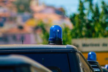 Lizbon Portekiz 24 Temmuz 2020. Klasik bir polis arabası, Portekiz 'in kıyı başkenti Lizbon polis karakolu önünde park edilmiş ve Avrupa' nın en eski ve çarpıcı şehirlerinden biri.