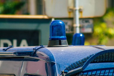 Lizbon Portekiz 24 Temmuz 2020. Klasik bir polis arabası, Portekiz 'in kıyı başkenti Lizbon polis karakolu önünde park edilmiş ve Avrupa' nın en eski ve çarpıcı şehirlerinden biri.