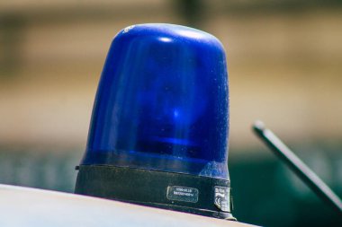 Lizbon Portekiz 24 Temmuz 2020. Klasik bir polis arabası, Portekiz 'in kıyı başkenti Lizbon polis karakolu önünde park edilmiş ve Avrupa' nın en eski ve çarpıcı şehirlerinden biri.