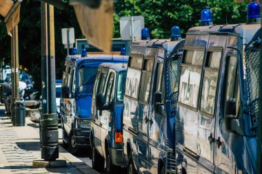 Lizbon Portekiz 24 Temmuz 2020. Klasik bir polis arabası, Portekiz 'in kıyı başkenti Lizbon polis karakolu önünde park edilmiş ve Avrupa' nın en eski ve çarpıcı şehirlerinden biri.