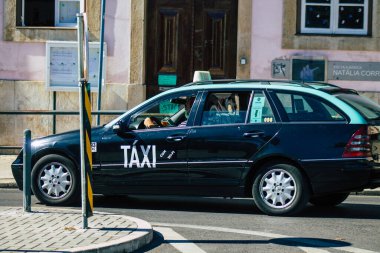 Lizbon Portekiz 'in 24 Temmuz 2020 tarihinde Lizbon' un dağlık başkenti ve Avrupa 'nın en eski ve çarpıcı şehirlerinden biri olan Lizbon sokaklarından geçen yolcular için bir taksi görüntüsü