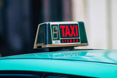 Lizbon Portekiz 'in 24 Temmuz 2020 tarihinde Lizbon' un dağlık başkenti ve Avrupa 'nın en eski ve çarpıcı şehirlerinden biri olan Lizbon sokaklarından geçen yolcular için bir taksi görüntüsü