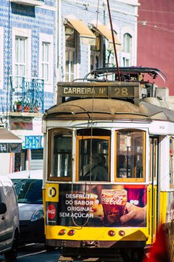 Lizbon Portekiz 'in 24 Temmuz 2020 tarihinde Portekiz' in kıyı başkenti Lizbon 'un sokaklarında ve toplu taşıma sisteminde seyahat eden yolcular için geleneksel bir eski elektrikli tramvay görüntüsü