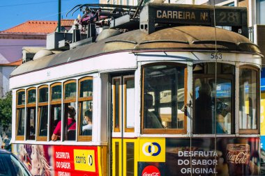 Lizbon Portekiz 'in 24 Temmuz 2020 tarihinde Portekiz' in kıyı başkenti Lizbon 'un sokaklarında ve toplu taşıma sisteminde seyahat eden yolcular için geleneksel bir eski elektrikli tramvay görüntüsü