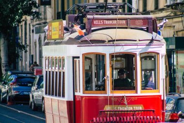 Lizbon Portekiz 'in 24 Temmuz 2020 tarihinde Portekiz' in kıyı başkenti Lizbon 'un sokaklarında ve toplu taşıma sisteminde seyahat eden yolcular için geleneksel bir eski elektrikli tramvay görüntüsü