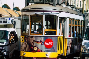 Lizbon Portekiz 'in 24 Temmuz 2020 tarihinde Portekiz' in kıyı başkenti Lizbon 'un sokaklarında ve toplu taşıma sisteminde seyahat eden yolcular için geleneksel bir eski elektrikli tramvay görüntüsü