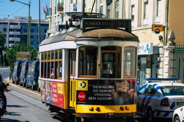Lizbon Portekiz 'in 24 Temmuz 2020 tarihinde Portekiz' in kıyı başkenti Lizbon 'un sokaklarında ve toplu taşıma sisteminde seyahat eden yolcular için geleneksel bir eski elektrikli tramvay görüntüsü