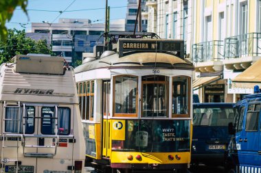 Lizbon Portekiz 'in 24 Temmuz 2020 tarihinde Portekiz' in kıyı başkenti Lizbon 'un sokaklarında ve toplu taşıma sisteminde seyahat eden yolcular için geleneksel bir eski elektrikli tramvay görüntüsü