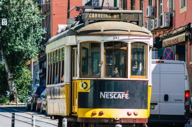 Lizbon Portekiz 'in 24 Temmuz 2020 tarihinde Portekiz' in kıyı başkenti Lizbon 'un sokaklarında ve toplu taşıma sisteminde seyahat eden yolcular için geleneksel bir eski elektrikli tramvay görüntüsü