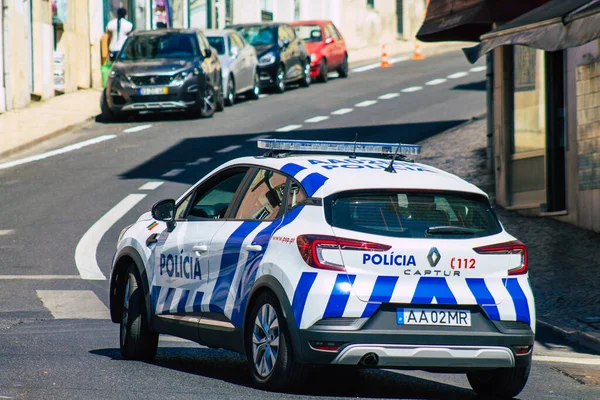 Lizbon Portekiz 24 Temmuz 2020 Lizbon 'un dağlık başkenti ve Avrupa' nın en eski ve çarpıcı şehirlerinden biri olan Lizbon sokaklarından geçen klasik bir polis arabasının görüntüsü