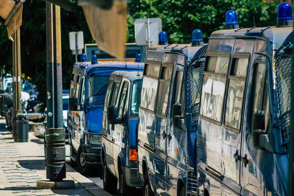 Lizbon Portekiz 24 Temmuz 2020. Klasik bir polis arabası, Portekiz 'in kıyı başkenti Lizbon polis karakolu önünde park edilmiş ve Avrupa' nın en eski ve çarpıcı şehirlerinden biri.