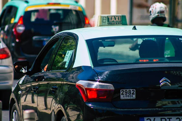 Lizbon Portekiz 'in 24 Temmuz 2020 tarihinde Lizbon' un dağlık başkenti ve Avrupa 'nın en eski ve çarpıcı şehirlerinden biri olan Lizbon sokaklarından geçen yolcular için bir taksi görüntüsü