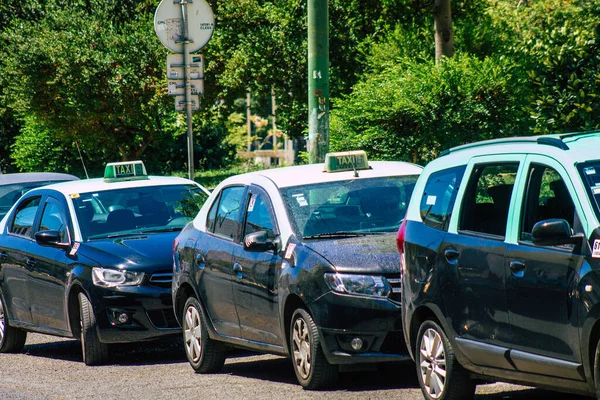 Lizbon Portekiz 'in 24 Temmuz 2020 tarihinde Lizbon' un dağlık başkenti ve Avrupa 'nın en eski ve çarpıcı şehirlerinden biri olan Lizbon sokaklarından geçen yolcular için bir taksi görüntüsü