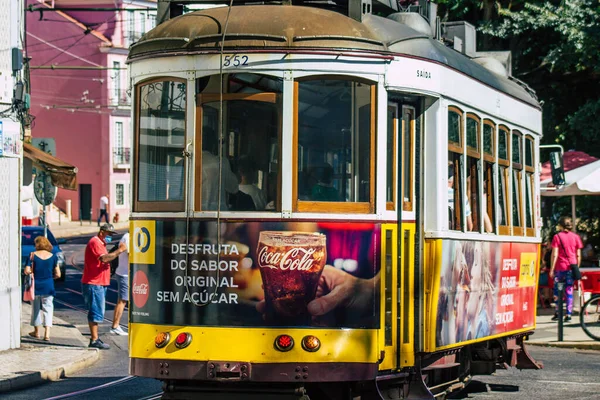 Лисбон Португалия Июля 2020 Вид Традиционного Старого Электрического Трамвая Пассажиров — стоковое фото