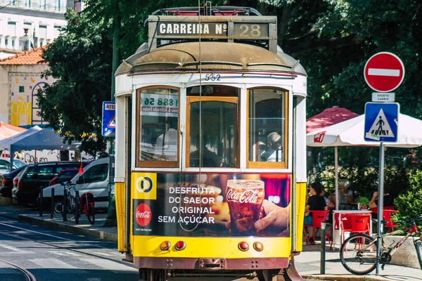 Лисбон Португалия Июля 2020 Вид Традиционного Старого Электрического Трамвая Пассажиров — стоковое фото