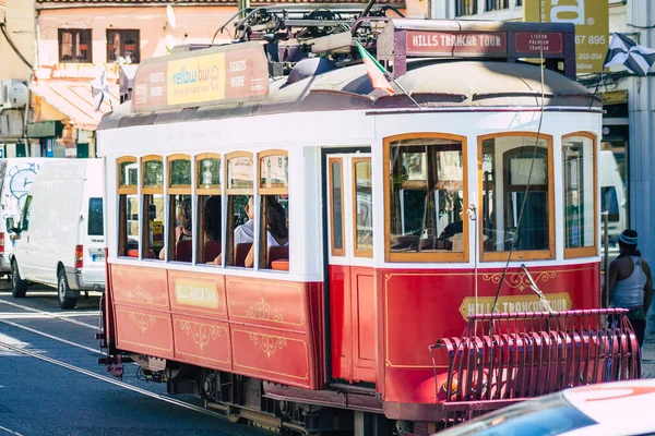 Lizbon Portekiz 'in 24 Temmuz 2020 tarihinde Portekiz' in kıyı başkenti Lizbon 'un sokaklarında ve toplu taşıma sisteminde seyahat eden yolcular için geleneksel bir eski elektrikli tramvay görüntüsü