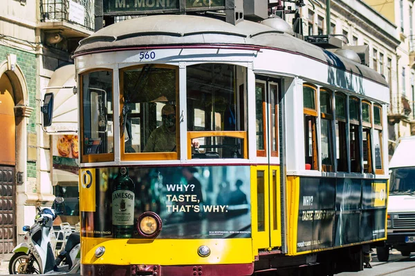 Lizbon Portekiz 'in 24 Temmuz 2020 tarihinde Portekiz' in kıyı başkenti Lizbon 'un sokaklarında ve toplu taşıma sisteminde seyahat eden yolcular için geleneksel bir eski elektrikli tramvay görüntüsü