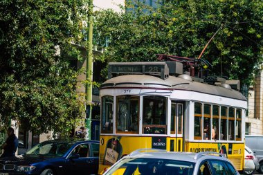 Lizbon Portekiz 'in 24 Temmuz 2020 tarihinde Portekiz' in kıyı başkenti Lizbon 'un sokaklarında ve toplu taşıma sisteminde seyahat eden yolcular için geleneksel bir eski elektrikli tramvay görüntüsü