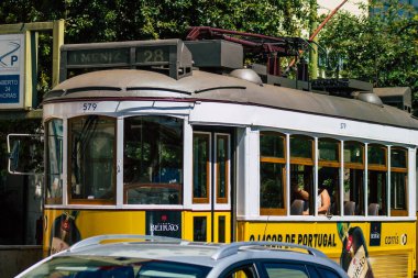Lizbon Portekiz 'in 24 Temmuz 2020 tarihinde Portekiz' in kıyı başkenti Lizbon 'un sokaklarında ve toplu taşıma sisteminde seyahat eden yolcular için geleneksel bir eski elektrikli tramvay görüntüsü