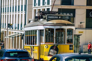 Lizbon Portekiz 'in 24 Temmuz 2020 tarihinde Portekiz' in kıyı başkenti Lizbon 'un sokaklarında ve toplu taşıma sisteminde seyahat eden yolcular için geleneksel bir eski elektrikli tramvay görüntüsü