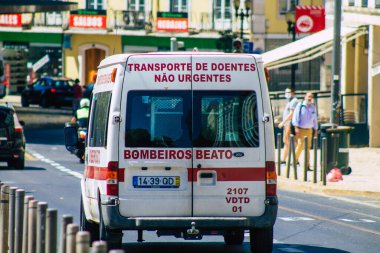 Lizbon Portekiz 'in 24 Temmuz 2020 tarihinde Lizbon' un dağlık başkenti ve Avrupa 'nın en eski şehirlerinden biri olan Lizbon sokaklarında hızla ilerleyen geleneksel bir ambulansın görüntüsü
