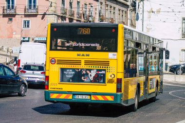 Lizbon Portekiz 'in 24 Temmuz 2020 tarihinde Lizbon' un dağlık başkenti Portekiz ve Avrupa 'nın en eski şehirlerinden biri olan Lizbon sokaklarında seyahat eden yolcular için geleneksel bir belediye otobüsü görüldü.