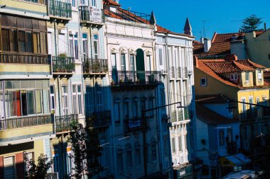 Lizbon Portekiz 'in 24 Temmuz 2020 tarihli klasik tarihi binaların Lizbon şehir merkezindeki ön cephesi, dağlık kıyı başkenti Portekiz ve Avrupa' nın en eski şehirlerinden biri.