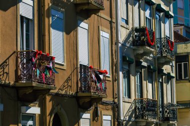 Lizbon Portekiz 'in 24 Temmuz 2020 tarihli klasik tarihi binaların Lizbon şehir merkezindeki ön cephesi, dağlık kıyı başkenti Portekiz ve Avrupa' nın en eski şehirlerinden biri.