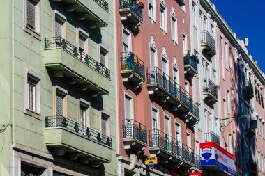 Lizbon Portekiz 'in 24 Temmuz 2020 tarihli klasik tarihi binaların Lizbon şehir merkezindeki ön cephesi, dağlık kıyı başkenti Portekiz ve Avrupa' nın en eski şehirlerinden biri.