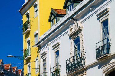 Lizbon Portekiz 'in 24 Temmuz 2020 tarihli klasik tarihi binaların Lizbon şehir merkezindeki ön cephesi, dağlık kıyı başkenti Portekiz ve Avrupa' nın en eski şehirlerinden biri.