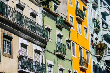 Lizbon Portekiz 'in 24 Temmuz 2020 tarihli klasik tarihi binaların Lizbon şehir merkezindeki ön cephesi, dağlık kıyı başkenti Portekiz ve Avrupa' nın en eski şehirlerinden biri.