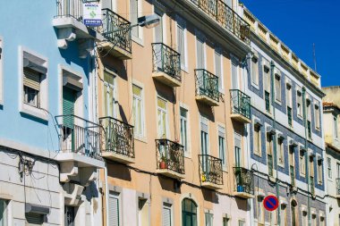 Lizbon Portekiz 'in 24 Temmuz 2020 tarihli klasik tarihi binaların Lizbon şehir merkezindeki ön cephesi, dağlık kıyı başkenti Portekiz ve Avrupa' nın en eski şehirlerinden biri.