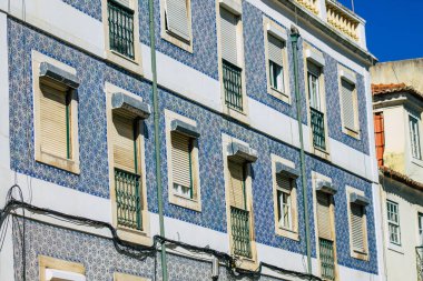 Lizbon Portekiz 'in 24 Temmuz 2020 tarihli klasik tarihi binaların Lizbon şehir merkezindeki ön cephesi, dağlık kıyı başkenti Portekiz ve Avrupa' nın en eski şehirlerinden biri.