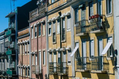 Lizbon Portekiz 'in 24 Temmuz 2020 tarihli klasik tarihi binaların Lizbon şehir merkezindeki ön cephesi, dağlık kıyı başkenti Portekiz ve Avrupa' nın en eski şehirlerinden biri.