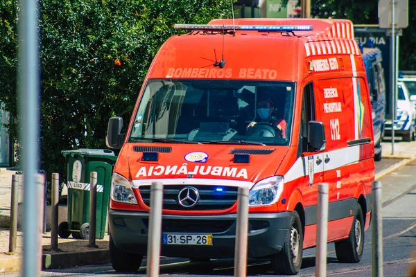 Lissabon Portugal Juli 2020 Visa Traditionell Ambulans Som Rullar Snabbt — Stockfoto