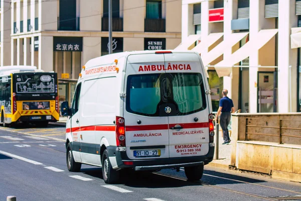 Lisbonne Portugal Juillet 2020 Vue Une Ambulance Traditionnelle Roulant Rapidement — Photo