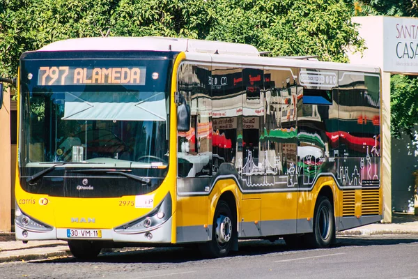 Lizbona Portugalia Lipiec 2020 Widok Tradycyjnego Autobusu Miejskiego Dla Pasażerów — Zdjęcie stockowe