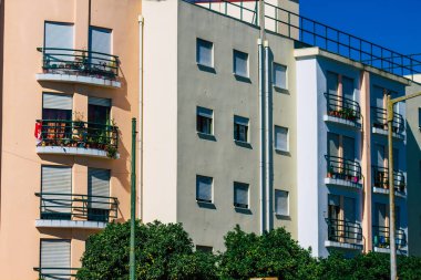 Lizbon Portekiz 'in 24 Temmuz 2020 tarihli klasik tarihi binaların Lizbon şehir merkezindeki ön cephesi, dağlık kıyı başkenti Portekiz ve Avrupa' nın en eski şehirlerinden biri.