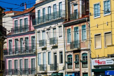 Lizbon Portekiz 'in 24 Temmuz 2020 tarihli klasik tarihi binaların Lizbon şehir merkezindeki ön cephesi, dağlık kıyı başkenti Portekiz ve Avrupa' nın en eski şehirlerinden biri.