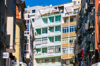 Lizbon Portekiz 'in 24 Temmuz 2020 tarihli klasik tarihi binaların Lizbon şehir merkezindeki ön cephesi, dağlık kıyı başkenti Portekiz ve Avrupa' nın en eski şehirlerinden biri.