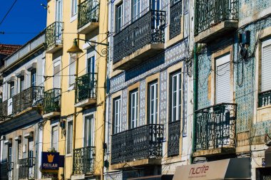 Lizbon Portekiz 'in 24 Temmuz 2020 tarihli klasik tarihi binaların Lizbon şehir merkezindeki ön cephesi, dağlık kıyı başkenti Portekiz ve Avrupa' nın en eski şehirlerinden biri.
